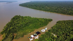 Panggung terapung ini bukan hanya sebagai dekorasi — kehadirannya sengaja dipilih untuk menarik perhatian publik terhadap isu pelestarian hutan hujan Amazon menjelang konferensi iklim global, COP30. REUTERS/Marx Vasconcelos
