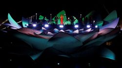 Mariah Carey Konser di Panggung Teratai Raksasa Sungai Amazon