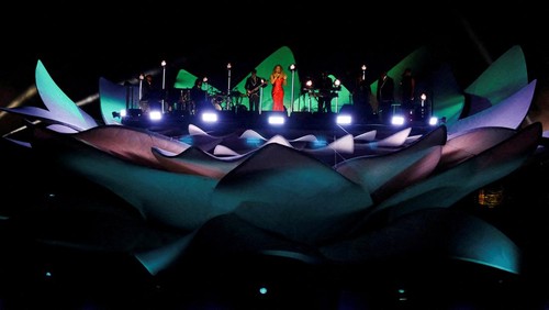 Mariah Carey performs on a floating stage shaped like a giant Victoria amazonica water lily at the Guama River in Belem, Para state, Brazil, September 17, 2025. REUTERS/Wagner Santana