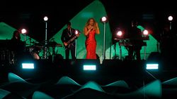 Mariah Carey Konser di Panggung Teratai Raksasa Sungai Amazon