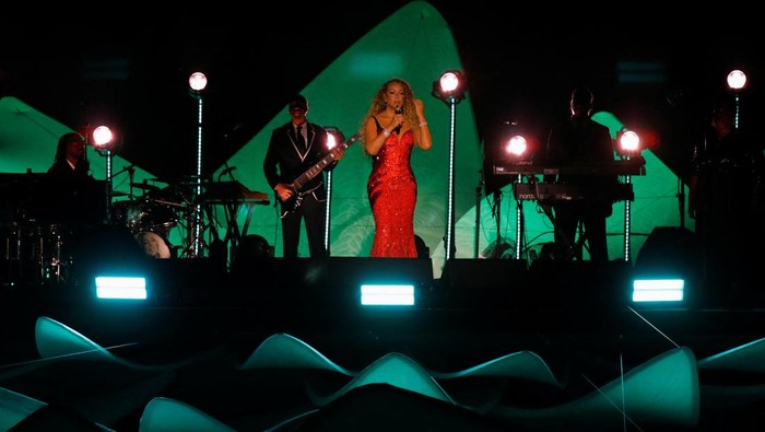 Mariah Carey performs on a floating stage shaped like a giant Victoria amazonica water lily at the Guama River in Belem, Para state, Brazil, September 17, 2025. REUTERS/Wagner Santana