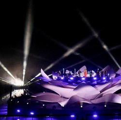 Mariah Carey Konser di Panggung Teratai Raksasa Sungai Amazon