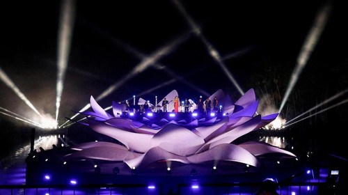 Mariah Carey performs on a floating stage shaped like a giant Victoria amazonica water lily at the Guama River in Belem, Para state, Brazil, September 17, 2025. REUTERS/Wagner Santana