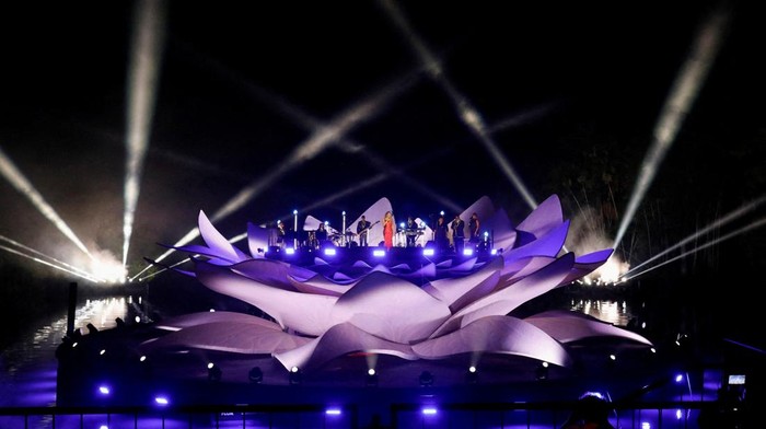 Mariah Carey performs on a floating stage shaped like a giant Victoria amazonica water lily at the Guama River in Belem, Para state, Brazil, September 17, 2025. REUTERS/Wagner Santana