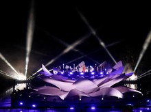 Mariah Carey Konser di Panggung Teratai Raksasa Sungai Amazon Mariah Carey Konser di Panggung Teratai Raksasa Sungai Amazon