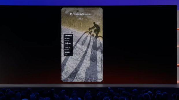 Mark Zuckerberg menunjukkan display di kaca meta Meta Ray-Ban yang dikenakannya. (Tangkapan Layar Youtube)