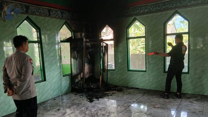 Masjid Syuhada 45 di Kabupaten Maros, Sulawesi Selatan (Sulsel), nyaris dibakar orang tidak dikenal (OTK). Pelaku sempat membakar sebuah lemari di dalam masjid.