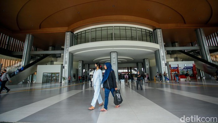Penumpang Commuter Line beraktivitas di Stasiun Tanah Abang, Kamis (18/9/2025). Stasiun ini kini hadir dengan wajah baru setelah menjalani proses revitalisasi.