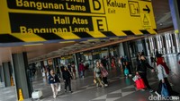 Tata ruang stasiun juga diperbarui dengan jalur pejalan kaki yang lebih tertata, pencahayaan modern, serta sistem informasi perjalanan yang lebih jelas.  