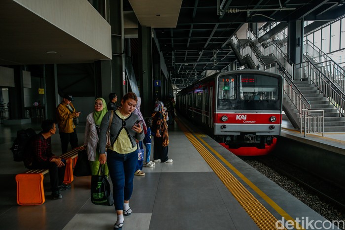 Penumpang Commuter Line beraktivitas di Stasiun Tanah Abang, Kamis (18/9/2025). Stasiun ini kini hadir dengan wajah baru setelah menjalani proses revitalisasi.
