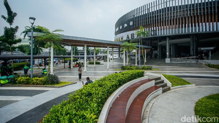 Penumpang Commuter Line beraktivitas di Stasiun Tanah Abang, Kamis (18/9/2025). Stasiun ini kini hadir dengan wajah baru setelah menjalani proses revitalisasi.