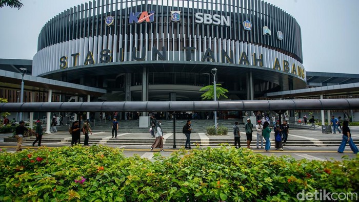 Penumpang Commuter Line beraktivitas di Stasiun Tanah Abang, Kamis (18/9/2025). Stasiun ini kini hadir dengan wajah baru setelah menjalani proses revitalisasi.