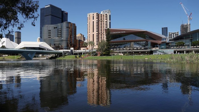 Menghadap Sungai Torrens, Adelaide Disiapkan Sambut KTT Iklim COP31 Australia resmi mengusulkan Pusat Konvensi Adelaide sebagai lokasi utama untuk menjadi tuan rumah Konferensi Perubahan Iklim Perserikatan Bangsa-Bangsa (COP31). Gedung modern yang menghadap langsung ke Sungai Torrens itu diproyeksikan menjadi pusat perhelatan diplomasi iklim dunia pada 2026 mendatang. REUTERS/Hollie Adams.