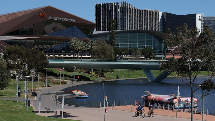 Australia resmi mengusulkan Pusat Konvensi Adelaide sebagai lokasi utama untuk menjadi tuan rumah Konferensi Perubahan Iklim Perserikatan Bangsa-Bangsa (COP31). Gedung modern yang menghadap langsung ke Sungai Torrens itu diproyeksikan menjadi pusat perhelatan diplomasi iklim dunia pada 2026 mendatang. REUTERS/Hollie Adams.