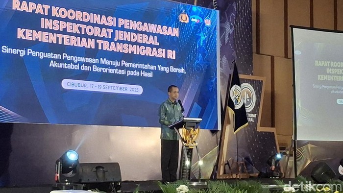 Menteri Transmigrasi Muhamad Iftitah Sulaiman Suryanagara