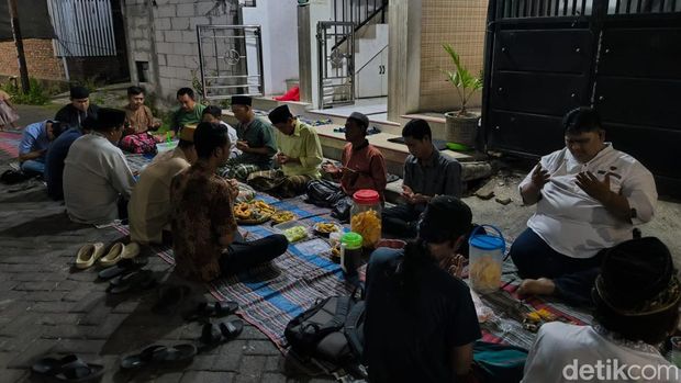 Pemilik kos tempat Alvi memutilasi Tiara gelar doa bersama di Lidah Wetan RT 1 RW 1, Lidah Wetan, Surabaya