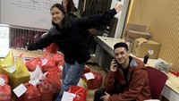Nana Mirdad dan Andrew membagi tiga tim. Beberapa titik yang didatangi, Posko Manuaba, Posko Wangaya, dan Dinas Sosial. Nana berterima kasih dengan banyak UMKM yang juga membantu memenuhi orderannya. Terima kasih banyak semua UMKM yang dalam waktu singkat mempersiapkan ribuan pcs nasi bungkus hari ini. Kalian semua hebat luar biasa. Semoga selalu menjadi berkat, ucap Nana Mirdad. Foto: Instagram @nanamirdad_ dan @andrew.white._
