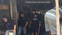 Warga bersama warga lainnya saling bergotong royong membersihkan tempat tinggal dan jualan mereka yang terdampak banjir. Foto: INstagram Story @nanamirdad_ dan @andrew.white._