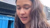 Nana Mirdad juga mendatangi Pulau Biak. Kalau kalian ke sini mereka masih kekurangan kompor karena barang-barang mereka hanyut. Mereka butuh alat bersih-bersih juga. Mereka bilang bagian kanan jembatan belum dapat bantuan, tulis Nana Mirdad. Foto: INstagram Story @nanamirdad_ dan @andrew.white._