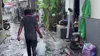 Kondisi daerah Pulau Biak, jalanan masih tergenang dan berlumpur. Itulah mereka membutuhkan alat bersih-bersih. Selain itu, mulai banyak anak sakit. Foto: INstagram Story @nanamirdad_ dan @andrew.white._