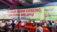 Nasi Uduk Ayam Goreng Kampung Melayu di Jakarta Selatan ini juga buka dari pukul 17.30 sampai hampir jam 1 malam. Dikenal punya rasa nasi uduk gurih berempah dengan taburan bawang goreng melimpah. Bisa dinikmati bersama lauk dan sambal pilihan. Foto: Yohannes David via Google Image