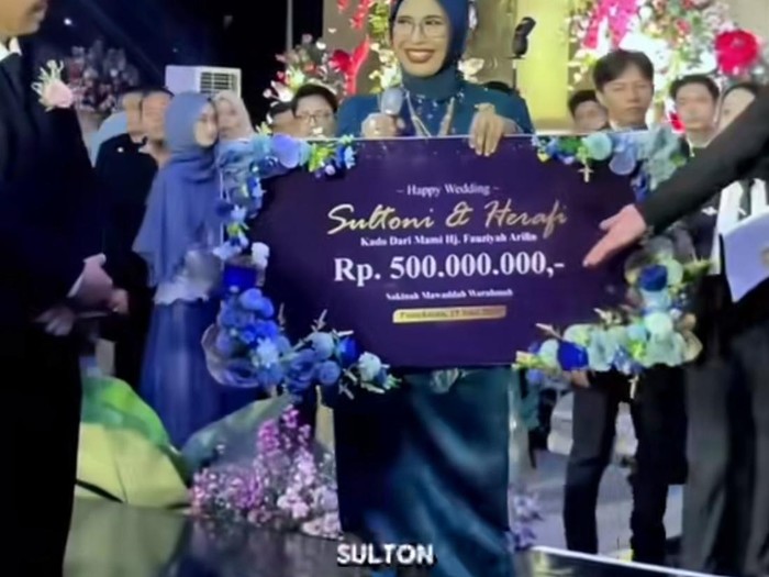Beredar video di TikTok, tamu undangan memberikan hadiah amplop sebesar Rp 500 Juta di Madura, dekorasi mewah dam bertabur hiburan yang meriah. Postingan suasana pernikahan tersebut langsung viral di media sosial.