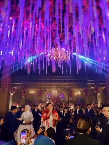 Beredar video di TikTok, tamu undangan memberikan hadiah amplop sebesar Rp 500 Juta di Madura, dekorasi mewah dam bertabur hiburan yang meriah. Postingan suasana pernikahan tersebut langsung viral di media sosial.