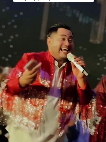 Beredar video di TikTok, tamu undangan memberikan hadiah amplop sebesar Rp 500 Juta di Madura, dekorasi mewah dam bertabur hiburan yang meriah. Postingan suasana pernikahan tersebut langsung viral di media sosial.