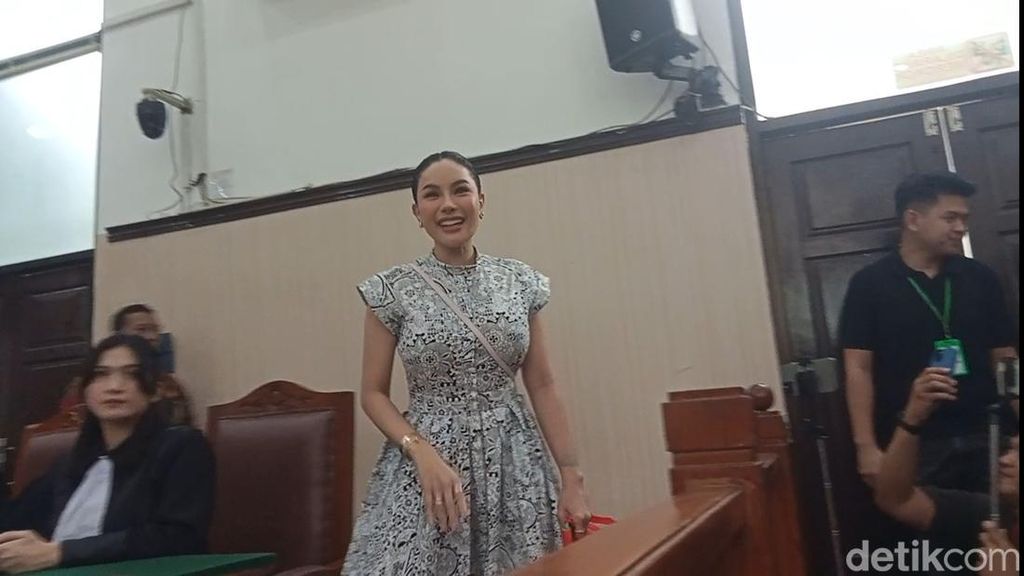 Gaya Modis Nikita Mirzani di Sidang Curi Perhatian