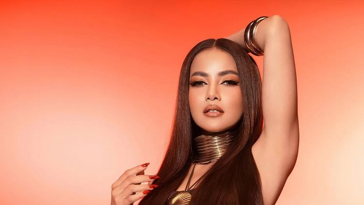 7 Potret Olla Ramlan Pakai Cut Out Dress, Seksi Pamer Piercing di Pusar