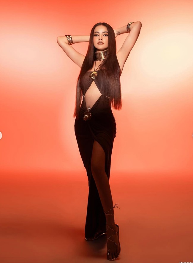 Kaki jenjangnya juga semakin terlihat dengan model slit yang cukup tinggi sampai ke paha. Ia kemudian memadukannya dengan heels gladiator berwarna emas. Foto: Instagram/@ollaramlan