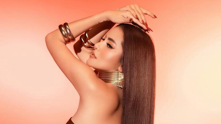 Foto Seksi Olla Ramlan Pamer Tindik di Pusar