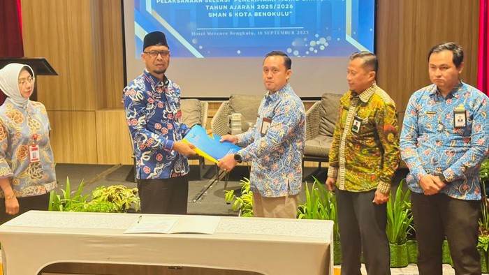 Ombudsman menyerahkan LHP kepada Pemprov Bengkulu terkait hasil administrasi penerimaan siswa baru di SMA N 5 Bengkulu.