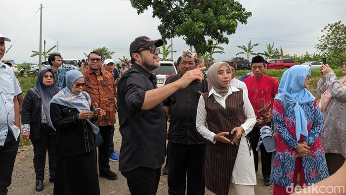 Ono Surono saat berkunjung ke wilayah Cirebon Timur.