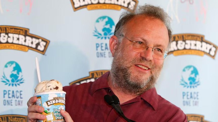 Pada tahun 2008, Jerry Greenfield, salah satu pendiri Ben & Jerrys, memamerkan rasa baru Imagine Whirled Peace selama acara promosi di New York. (Reuters: Brendan McDermid)