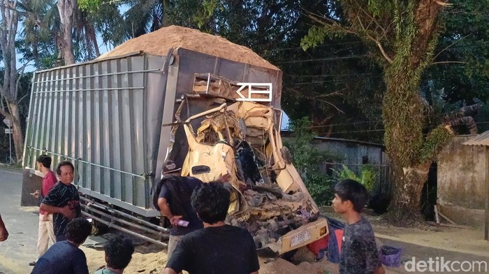 Truk muat sekam menabrak truk mogok di Jalan Poros Pangkep-Barru, Kabupaten Pangkep, Sulawesi Selatan (Sulsel).