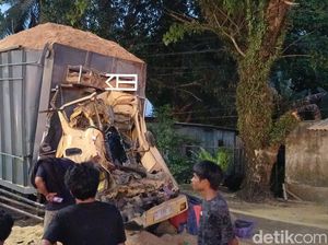 Truk Muat Sekam Tabrak Mobil Mogok di Pangkep, 2 Orang Tewas