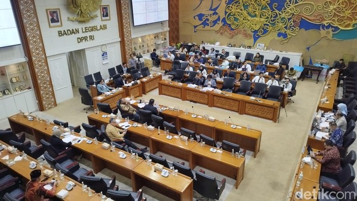 Rapat Panja DPR RI-pemerintah terkait RUU Prolegnas 2025 dan 2026 di Kompleks Parlemen, Senayan, Jakarta, Kamis (18/9/2025).