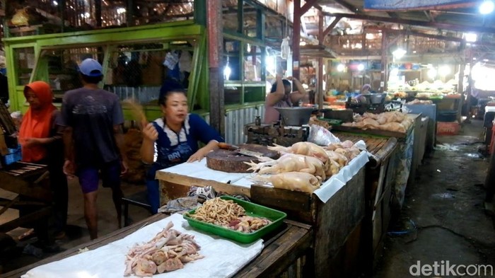 Pedagang ayam di Pasar Baru Probolinggo.