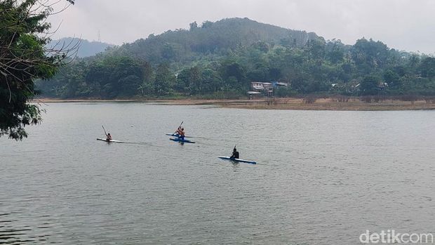 Pelaku jasa wisata di Situ Ciburuy merenung meratapi nasib