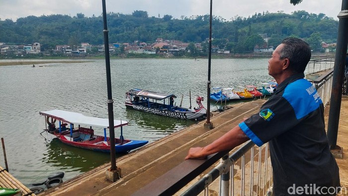 Pelaku jasa wisata di Situ Ciburuy merenung meratapi nasib