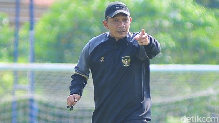 Pelatih PSIS, Kahudi Wahyu saat memimpin sesi latihan tim.