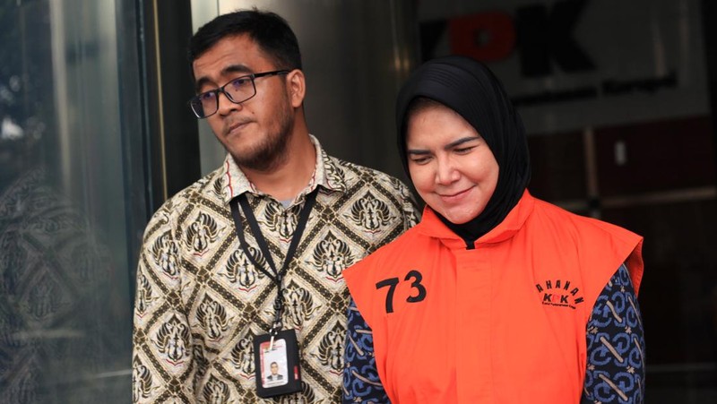 Tersangka kasus dugaan suap penerbitan Izin Usaha Pertambangan (IUP) di Kalimantan Timur Dayang Donna Walfiaries Tania (kanan) berjalan menuju mobil tahanan usai diperiksa di Gedung Merah Putih KPK, Jakarta, Rabu (17/9/2025). Penyidik KPK memeriksa putri dari mantan Gubernur Kaltim Awang Faroek Ishak tersebut setelah ditahan pada 10 September lalu. ANTARA FOTO/Reno Esnir/sgd/rwa.