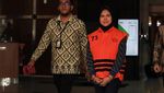 Senyum Tipis Dayang Donna Berompi Oranye