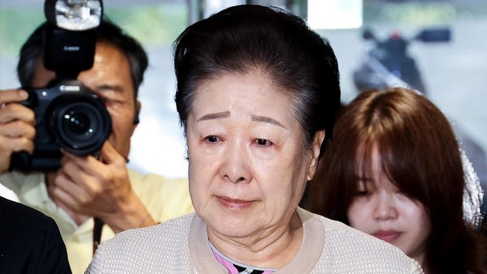 (FILES) The leader of the Unification Church, Han Hak-ja, arrives at a special prosecutors office in Seoul on September 17, 2025. South Korean prosecutors on September 18, 2025 requested an arrest warrant for the leader of the Unification Church, Han Hak-ja, over bribery linked to a former first lady and incitement to destroy evidence. (Photo by YONHAP / AFP) / - South Korea OUT / NO ARCHIVES -  RESTRICTED TO SUBSCRIPTION USE