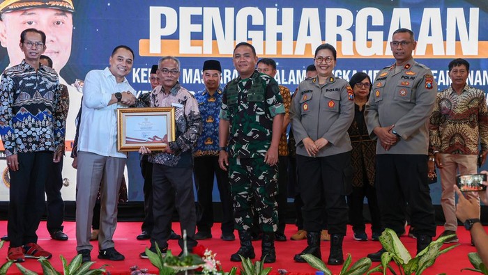 Wali Kota Surabaya beri penghargaan ke warga yang telah berani menjafi lingkungan saat demo rusuh di akhir Agustus