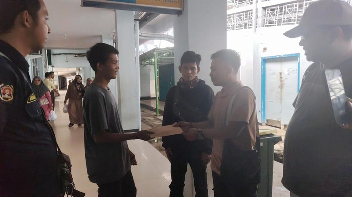 Pemuda Peduli Masyarakat memberikan donasi untuk balita Khaira dan kakaknya, Aprilia di Bengkulu.