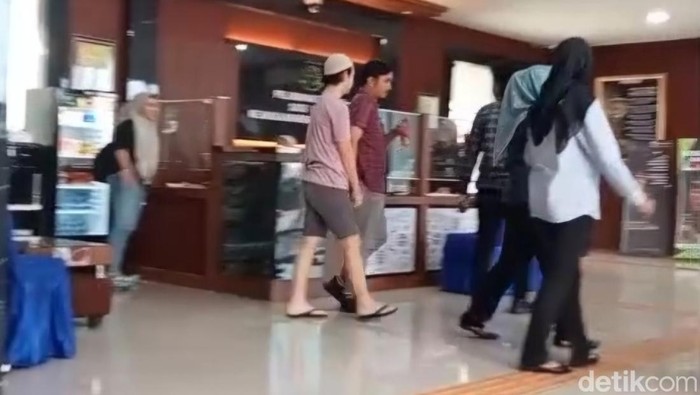 Guru Olahraga (celana pendek) yang cabuli belasan siswinya menangis saat pelimpahan ke Kejari Lubuklinggau