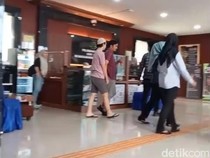 Guru Olahraga Cabuli Belasan Siswi Menangis Diserahkan ke Kejari Lubuklinggau