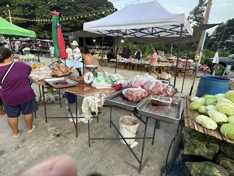 Curangi Konsumen! Pedagang Ini Palsukan Daging Babi Jadi Daging Sapi.
